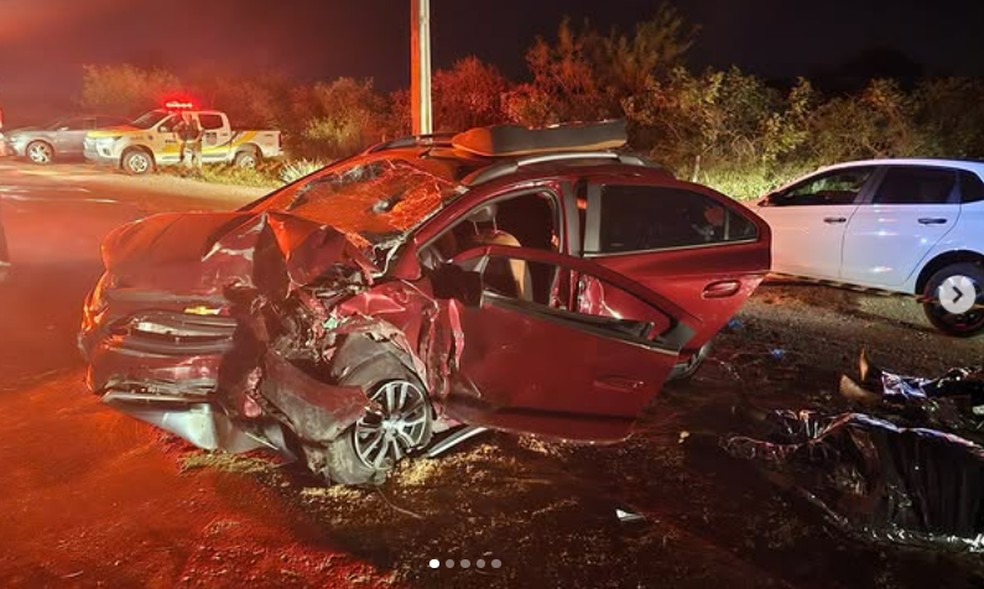 Cinco pessoas seguiam nos veíuculos e três delas morreram — Foto: CBMAL