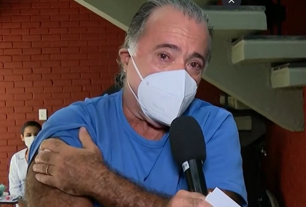 Sertanejo autor de 'Viva a Vida' se emociona ao tomar vacina