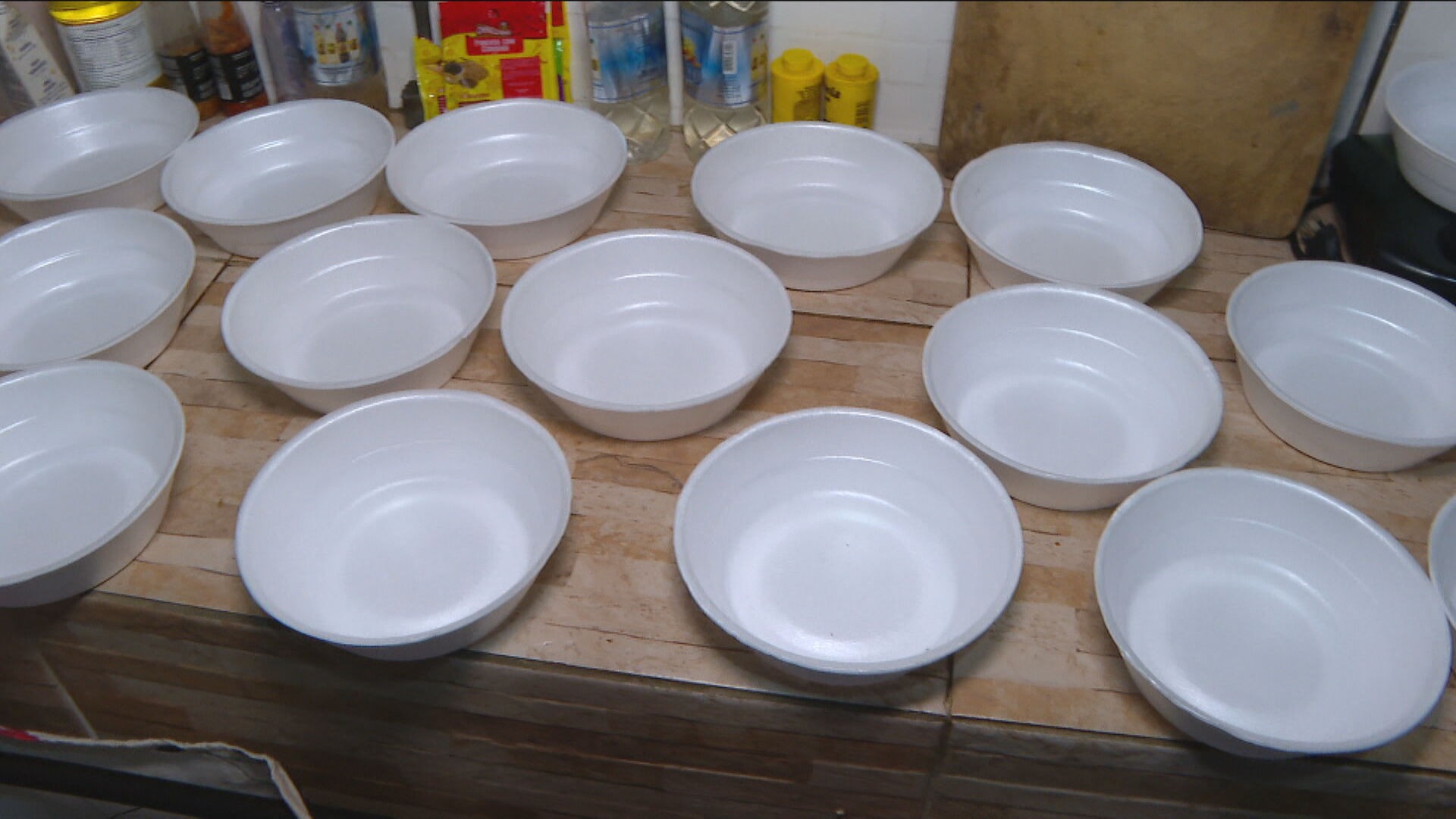 Bloqueio de verbas do Cozinha Solidária paralisa distribuição de refeições gratuitas no RJ