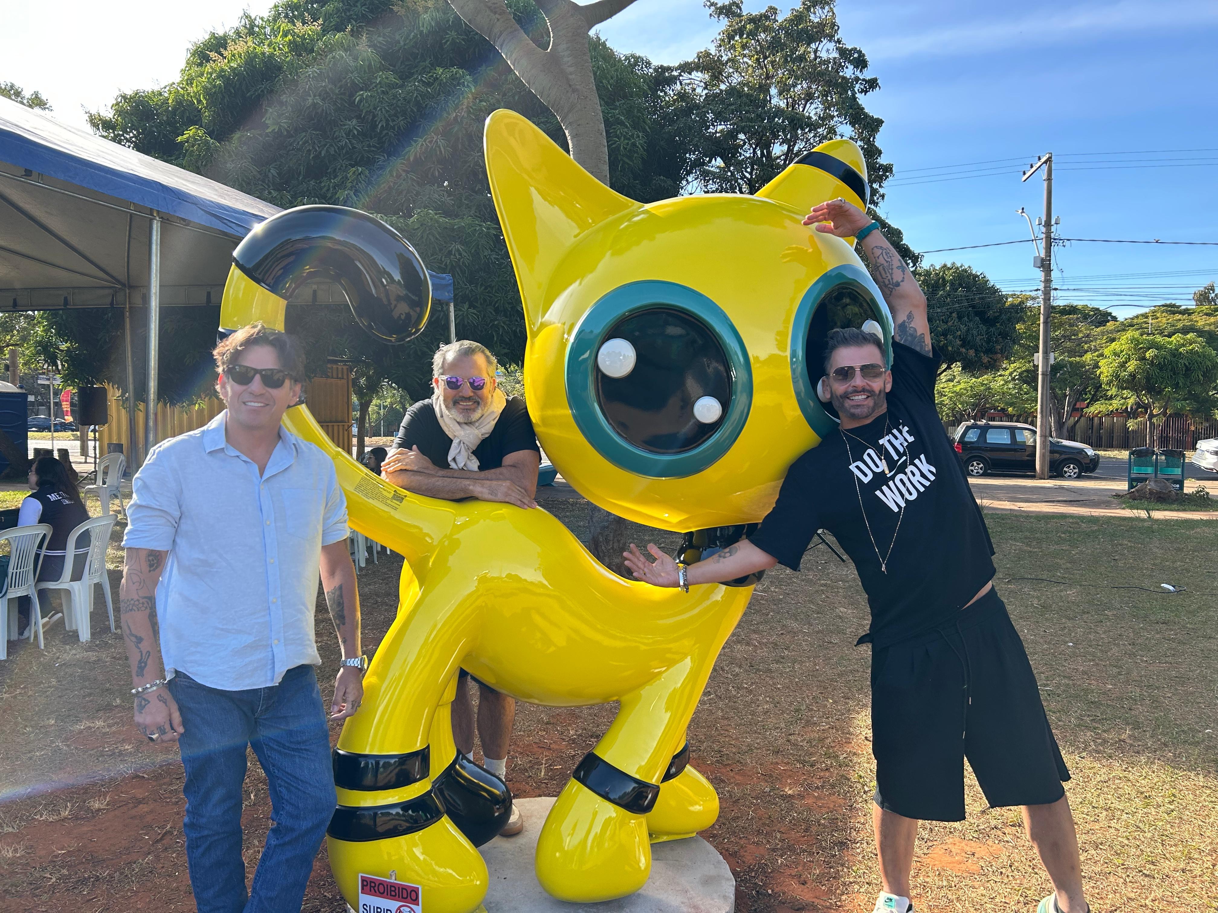 Com presença de Henri Castelli, Uberaba inaugura escultura de 3 metros para incentivar adoção de gatos