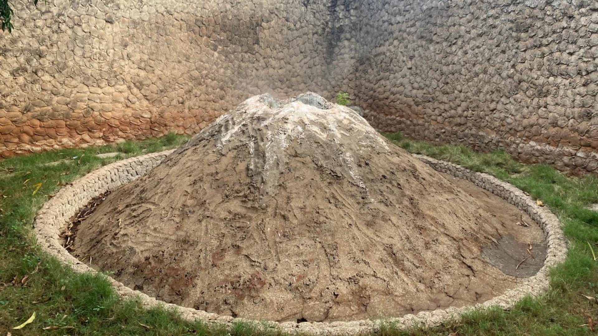 Entenda como uma simples guarita se transformou em um castelo de 17 metros de altura em Uberlândia