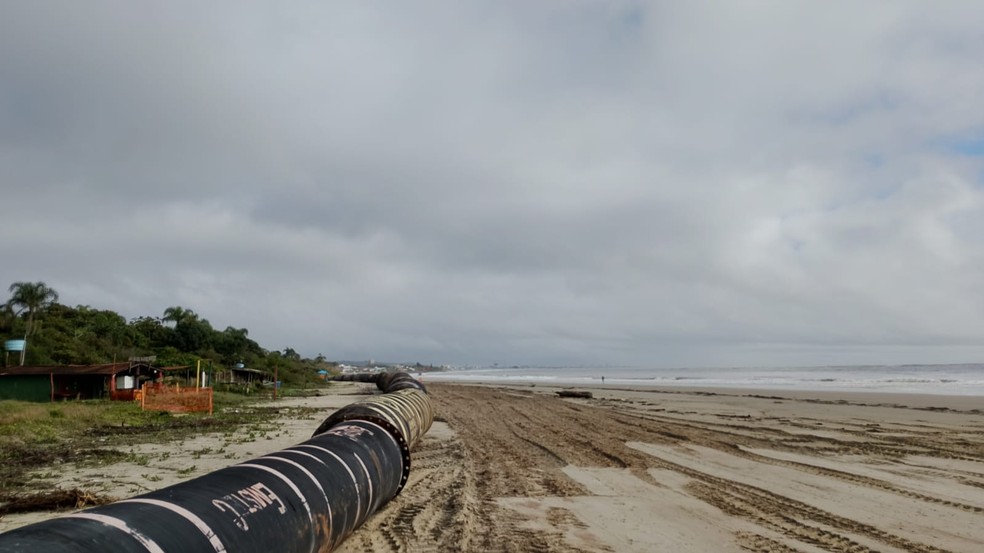Montagem da tubulação na praia em Itapoá para megaobra inédita no Brasil — Foto: Jan de Nul/Divulgação