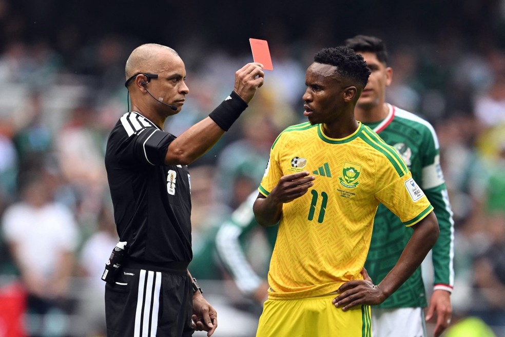 Árbitro brasileiro Wilton Pereira Sampaio dá cartão vermelho durante o jogo de abertura da Copa do Mundo (México x África do Sul) — Foto: Yuri Cortez/AFP