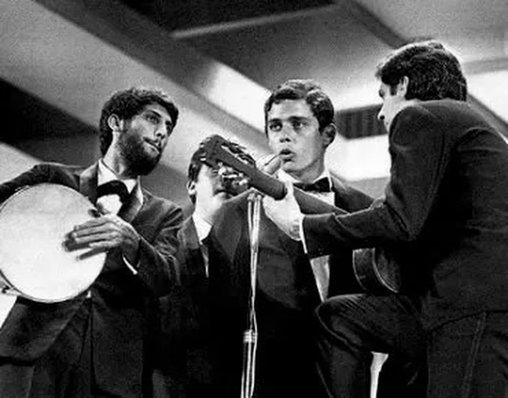 Cantor Chico Buarque se apresenta no Festival da MPB, nos anos 60, na TV Record. — Foto: Reprodução
