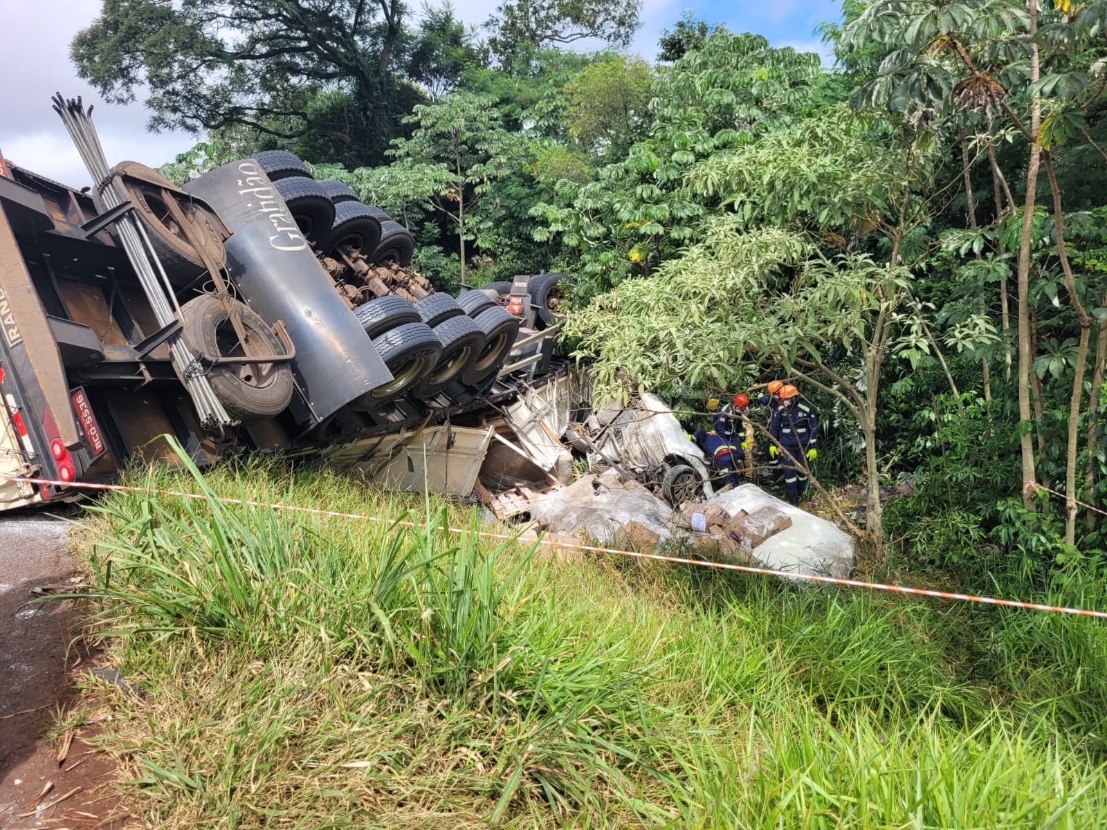 Técnica de enfermagem morre a caminho do trabalho após carro dela ser arrastado por carreta e cair em barranco no Paraná