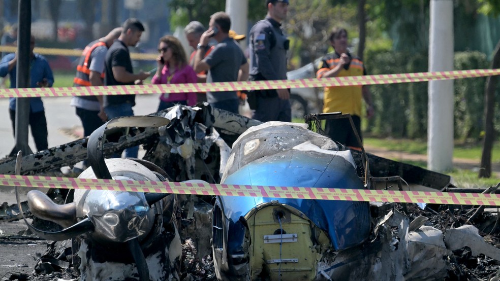 Avião cai na Avenida Marquês de São Vicente, na Barra Funda, Zona Oeste de São Paulo, no dia 7 de fevereiro de 2025 — Foto: Nelson Almeida/AFP
