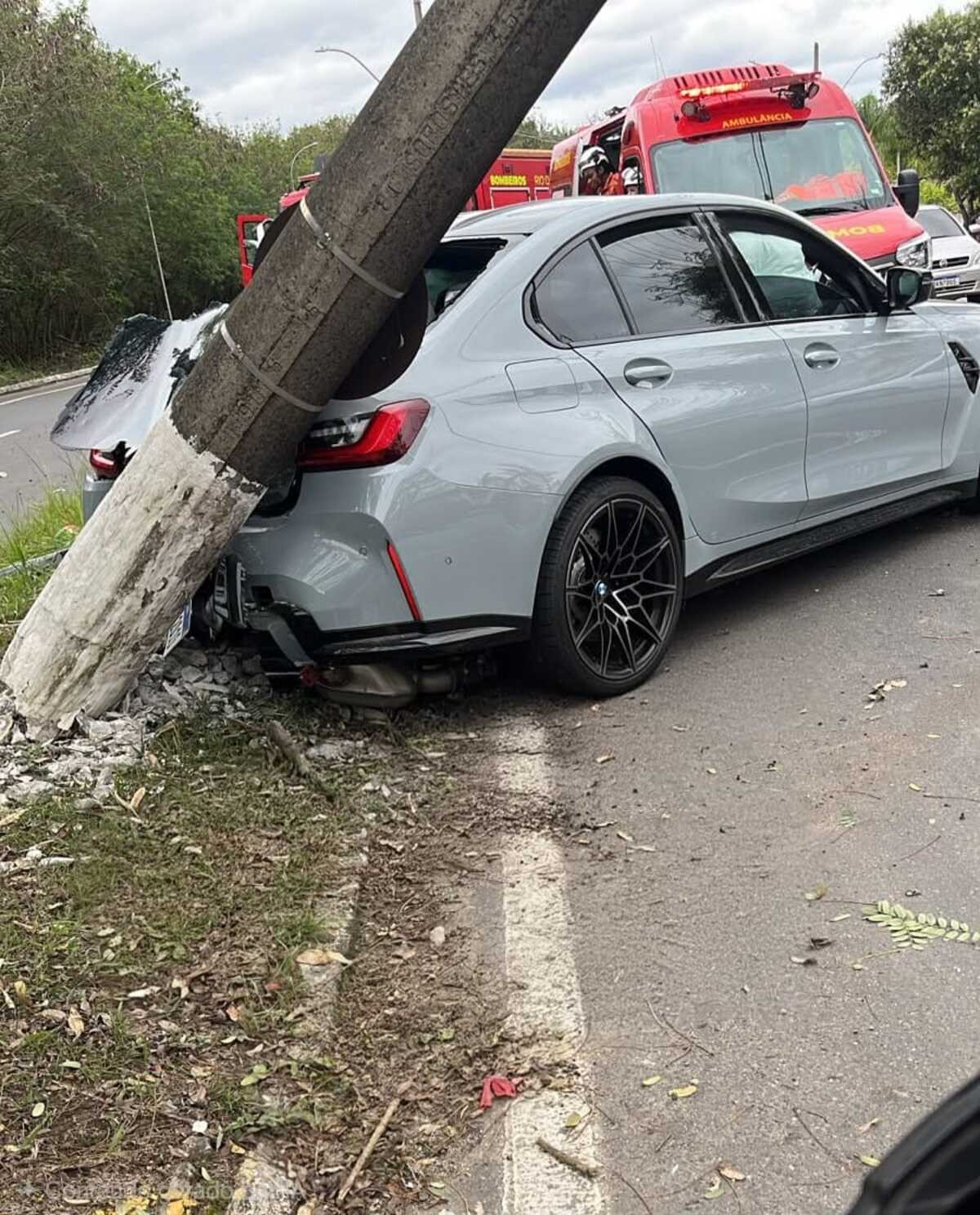 Carro bate contra poste e mobiliza equipe do Corpo de Bombeiros em Volta Redonda