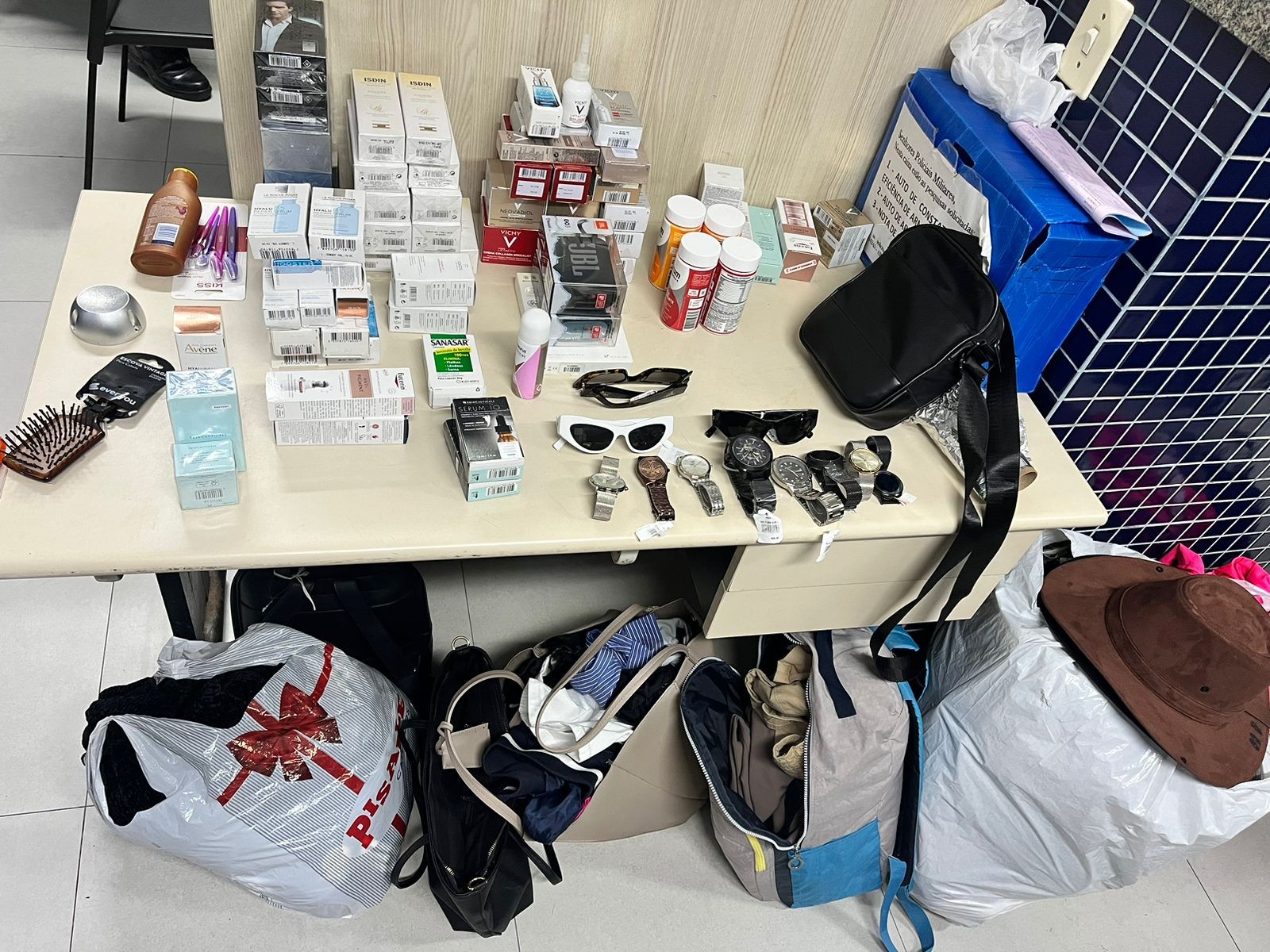 Grupo de chilenos é preso no ES após roubar mais de R$ 20 mil em produtos de lojas de shoppings