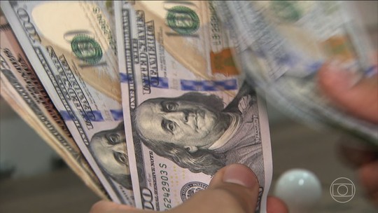 Dólar abre em queda acompanhando impasse Brasil-EUA e na expectativa pela ata do Fed - Na véspera, a bolsa de valores brasileira recuou 2,10%, aos 134.432 pontos. Já a moeda norte-americana fechou em alta de 1,19%, cotada a R$ 5,4993.