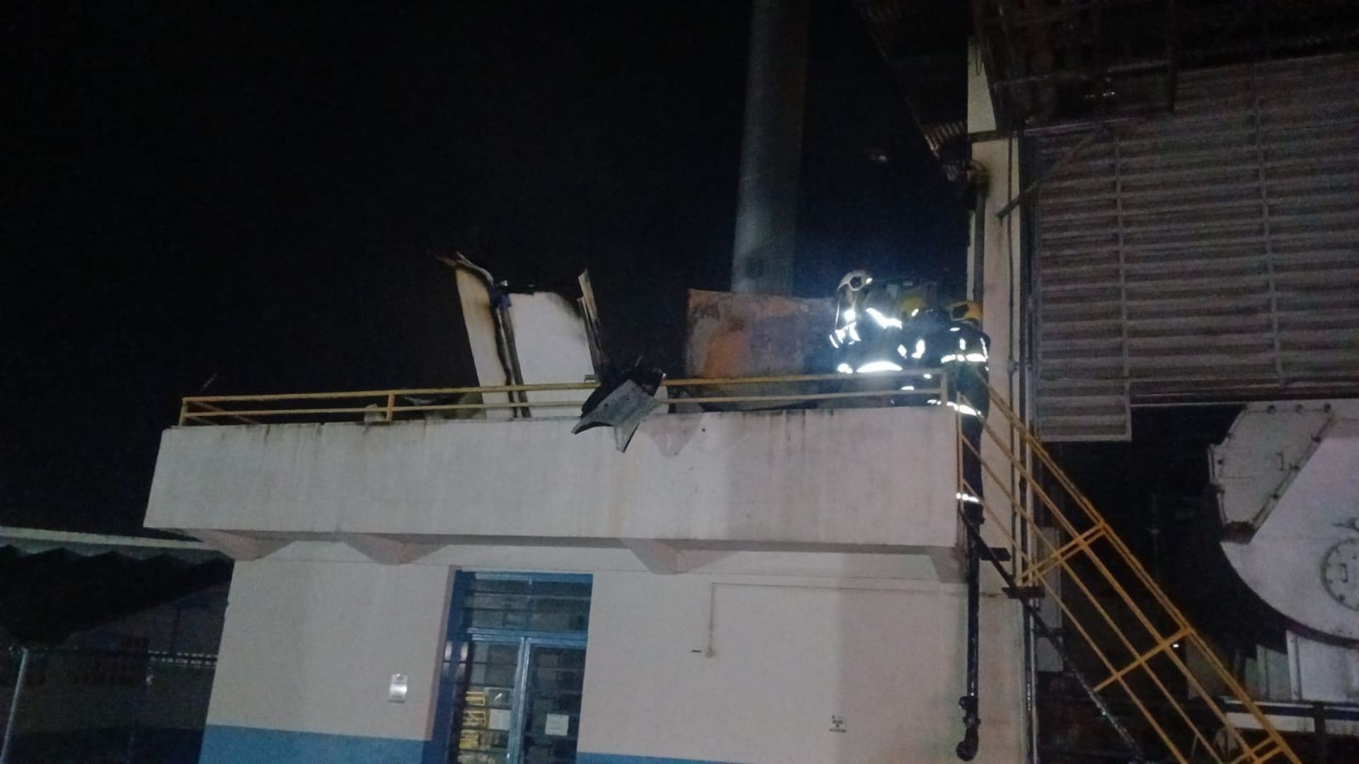 Galpão de fábrica da Calu pega fogo no bairro Bom Jesus, em Uberlândia