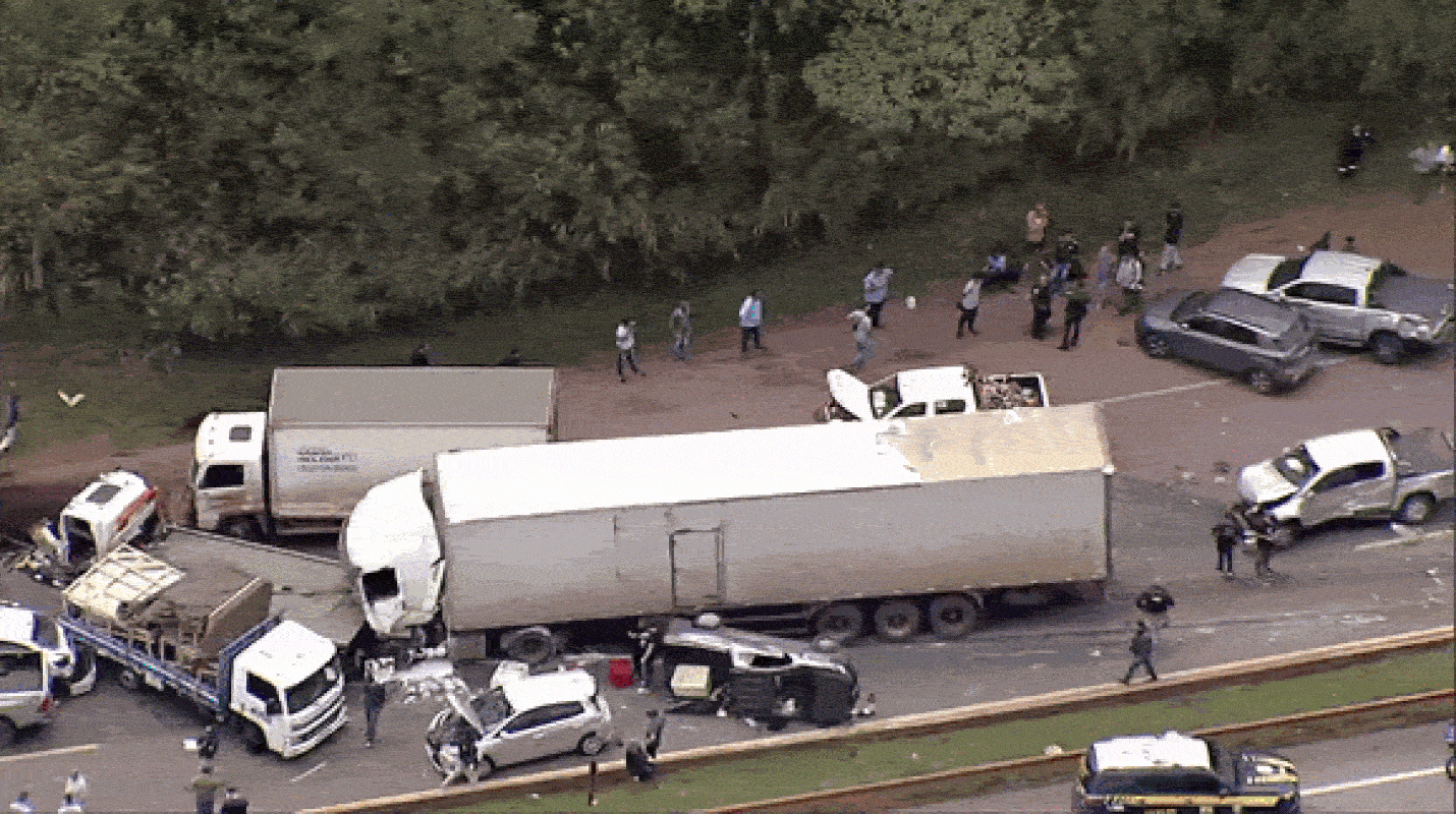 Imagens aéreas mostram destruição deixada por carreta que causou engavetamento na BR-040, em MG
