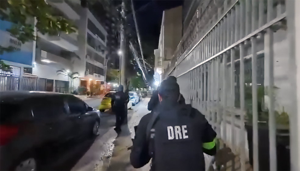 Agentes da DRE avançam por ruas de Botafogo — Foto: Divulgação/PCERJ