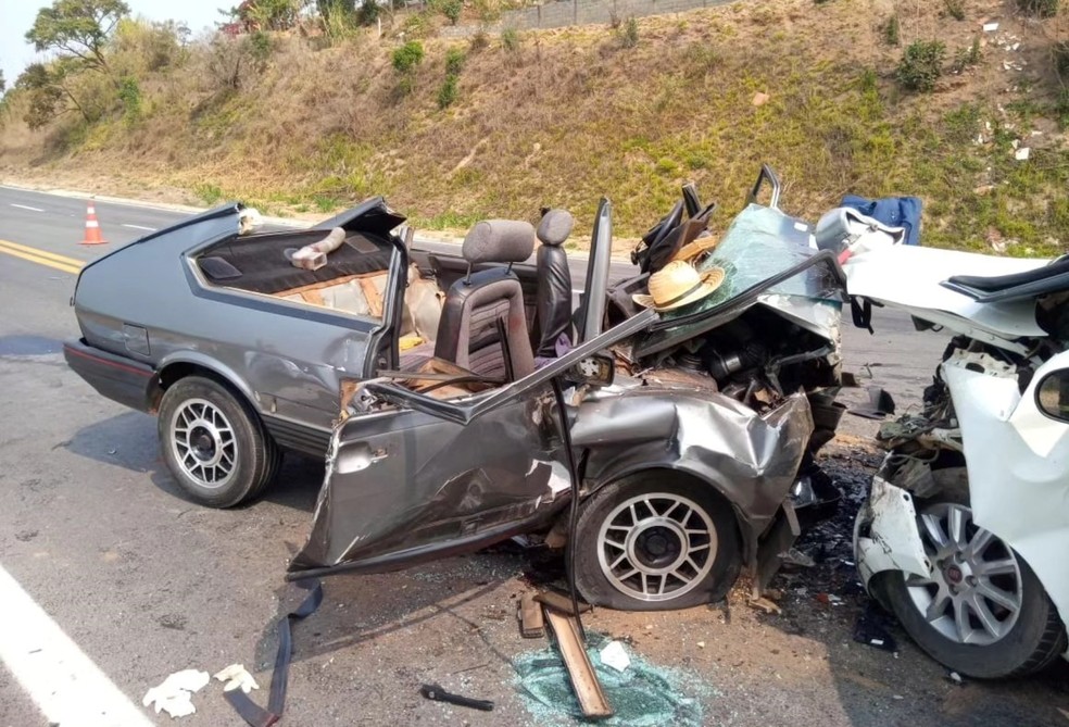 Batida frontal deixa três mortos e dois feridos na MGC-491, em Muzambinho, MG — Foto: Corpo de Bombeiros