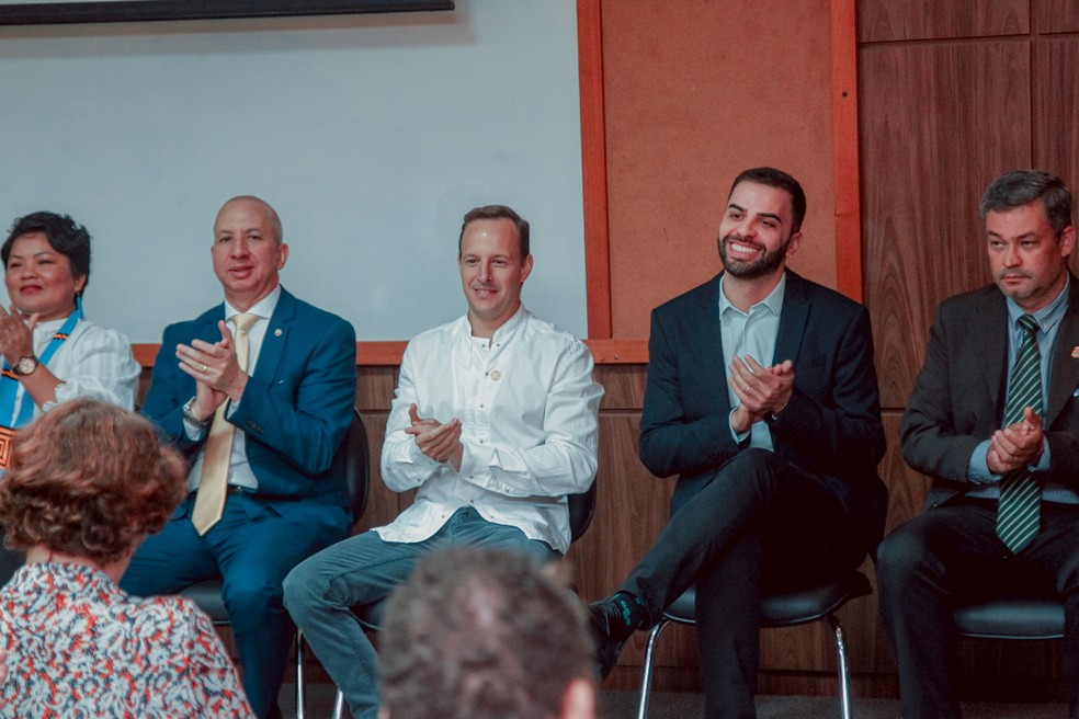 Representantes do MP-AC, da Secretaria de Estado de Assistência Social e Direitos Humanos (Seasd) e do MPF estiveram na posse  — Foto: Neto Lucena/Secom