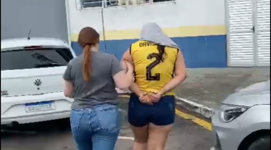 Mulher é presa suspeita de se passar por garota de programa para roubar industriário em Manaus