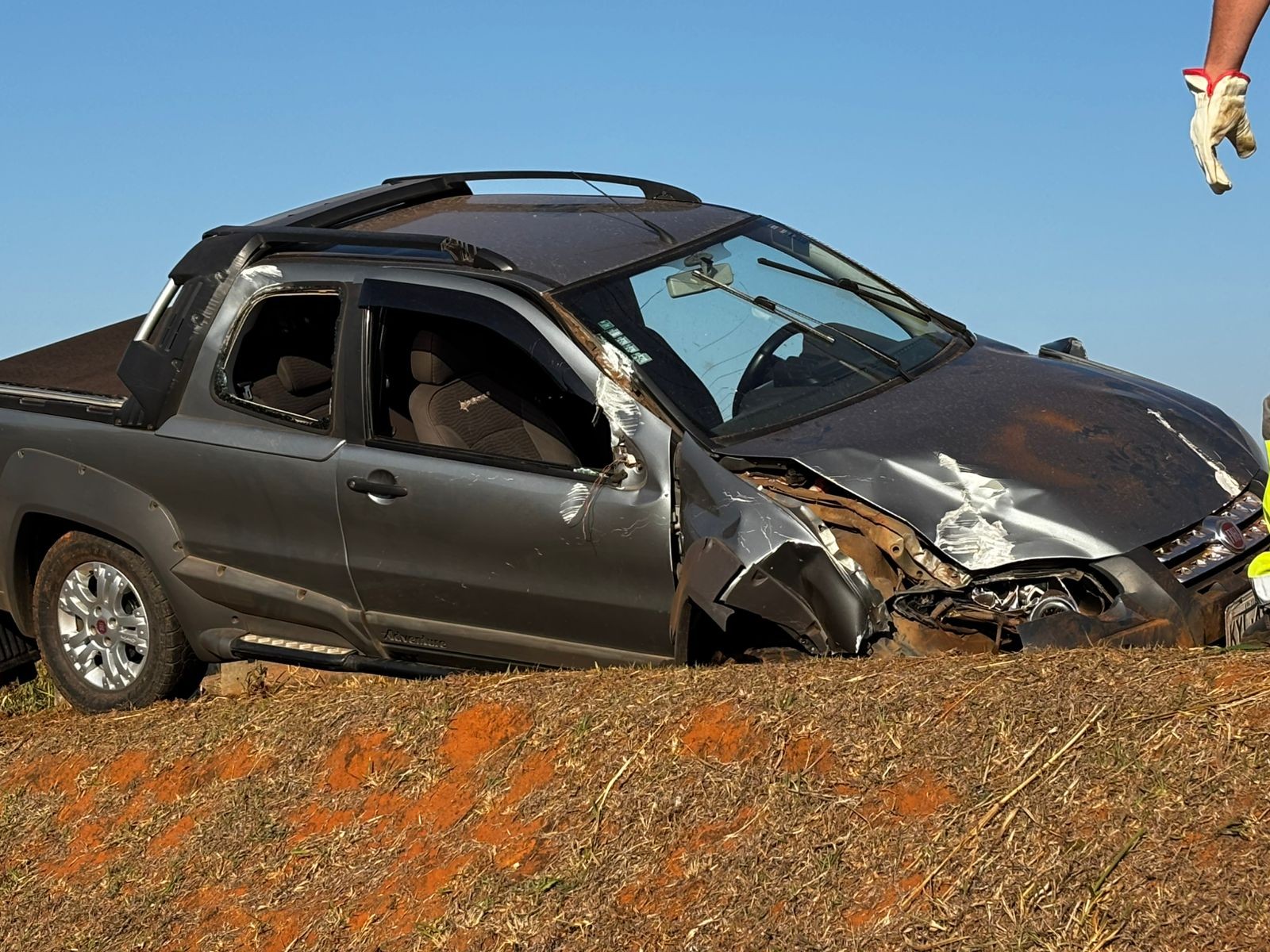 Caminhonete capota em rodovia de Piracicaba após ser atingida por carro e subir barranco de 2 metros 