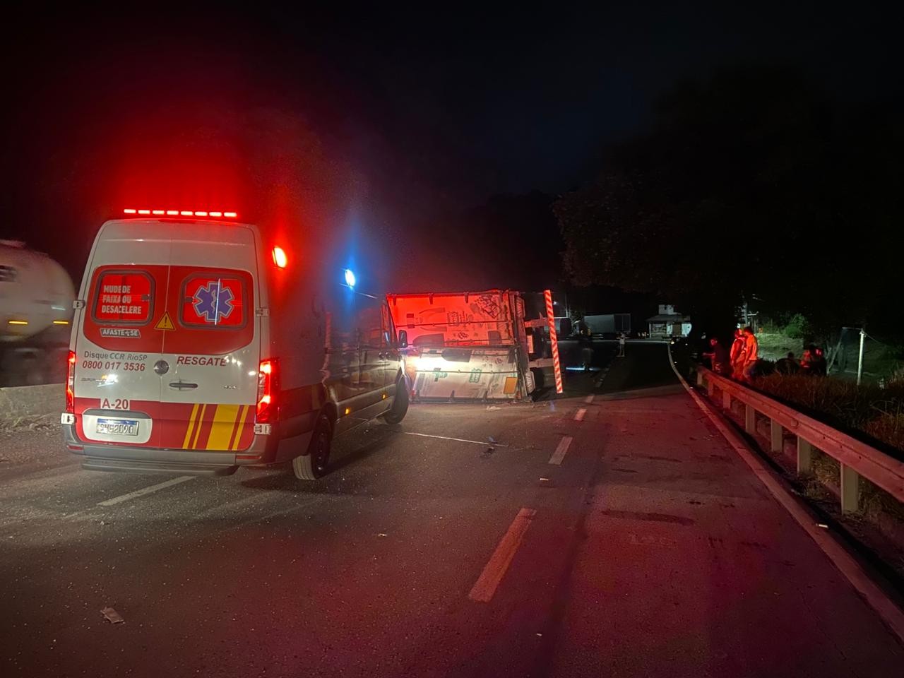 Carreta que transportava vasilhame de vidro tomba na Via Dutra, em Piraí