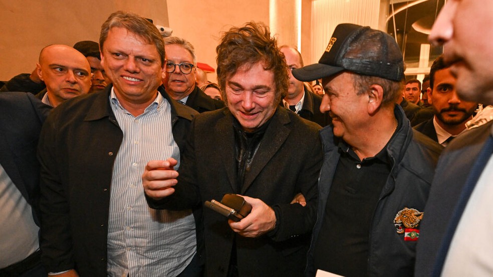 Milei com Tarcisio Freitas e Jorginho Mello em Balneário Camboriú — Foto: Eduardo Valente/ Divulgação
