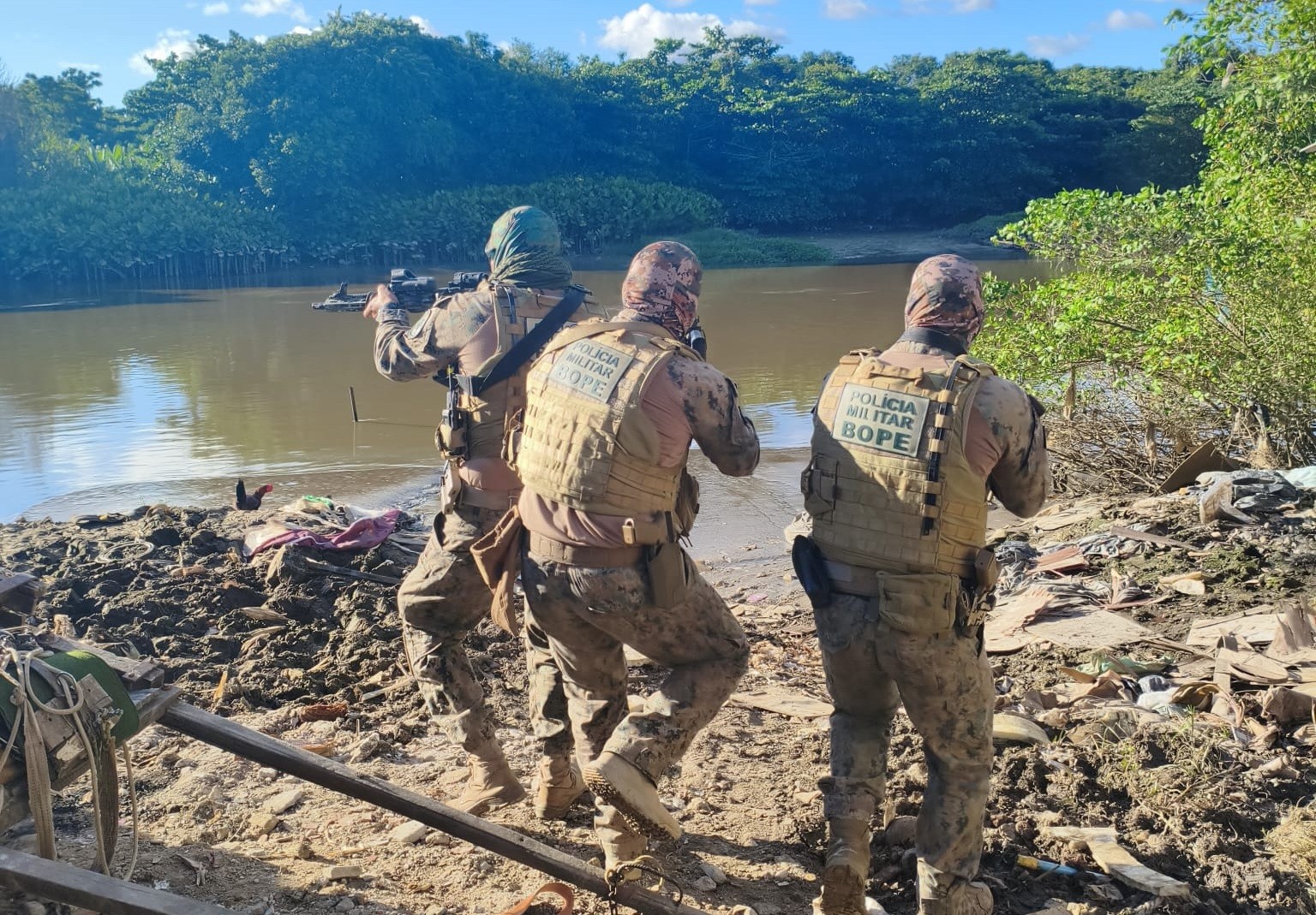 Polícia descobre ilha usada como centro logístico para tráfico de drogas e armas no Recife; operação no local dura três dias