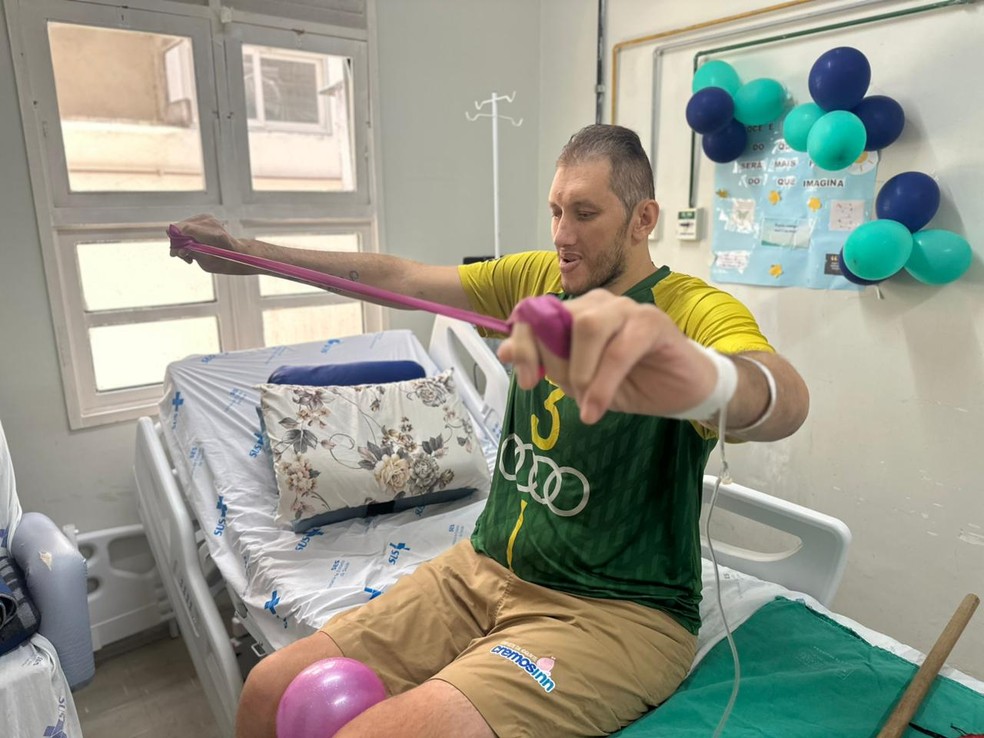 Joelison Fernandes, homem mais alto do Brasil, recebe alta após segunda amputação em Campina Grande