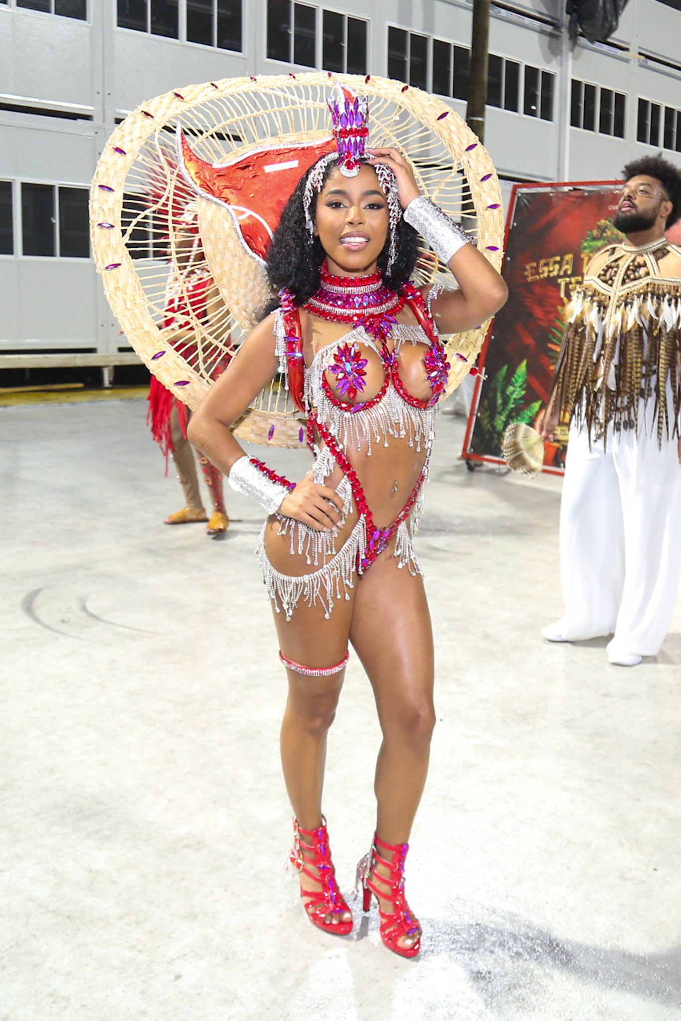 Lorena Maria, ex de MC Daniel, esbanja sensualidade em ensaio técnico da Unidos de Padre Miguel 