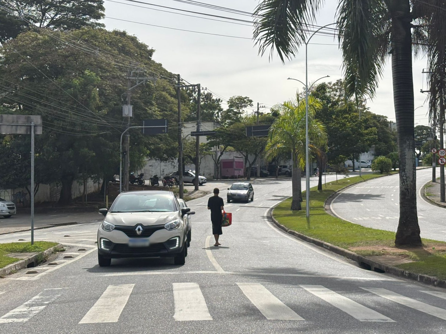 Pipoca no retrovisor, frases motivacionais e PIX: menores enfrentam o trânsito vendendo doces em Sorocaba