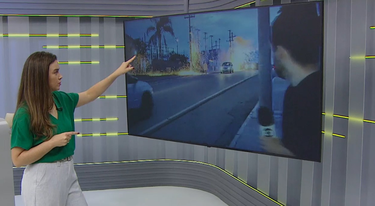 Subestação de energia elétrica explode e surpreende repórter ao vivo em SC; VÍDEO