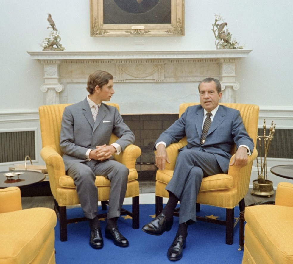Em 1970, Charles tinha 21 anos quando se sentou no Salão Oval da Casa Branca com o presidente Richard Nixon para sua primeira visita oficial aos Estados Unidos. — Foto: Wikimedia Commons