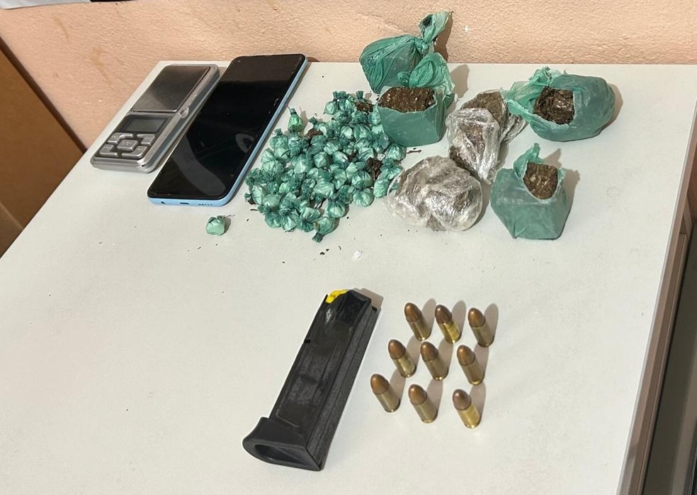 Um homem de 26 anos foi preso em Itaitinga em posse de drogas, munições e dinheiro. — Foto: Polícia Civil/ Divulgação