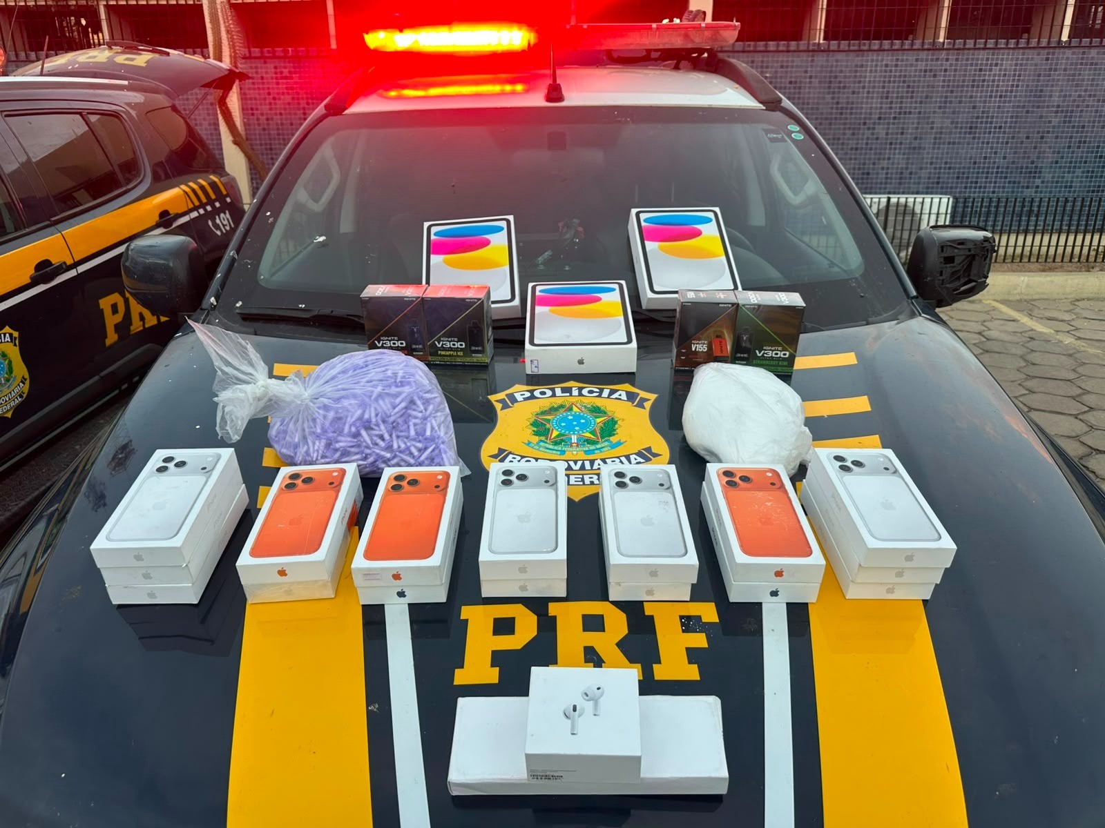 PRF apreende carga ilegal de celulares e cigarros eletrônicos na BR-116 em Salgueiro