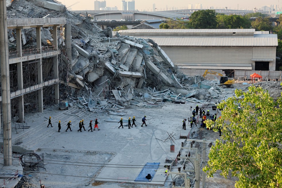 Equipes de resgate trabalham em terreno onde prédio desabou em Bangkok, na Tailândia. — Foto: Athit Perawongmetha/Reuters