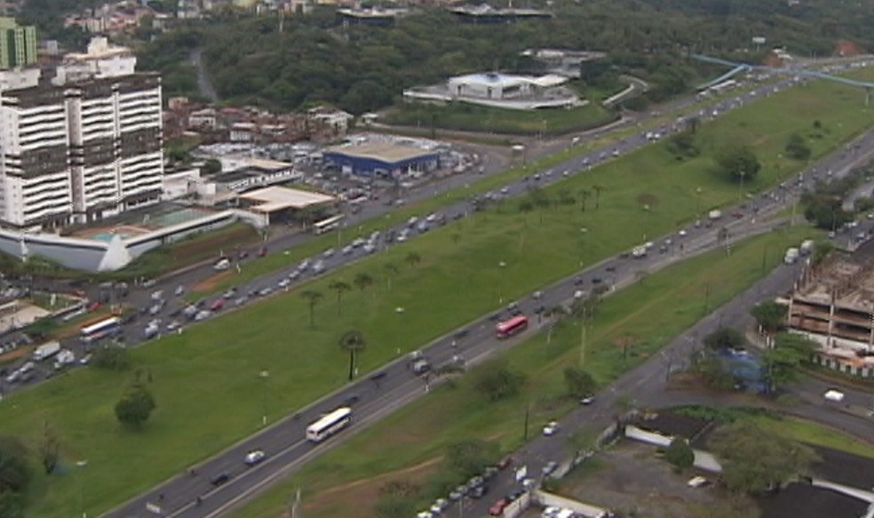 Av. Paralela, em Salvador, antes das obras do metro — Foto: Cedoc/TV Bahia