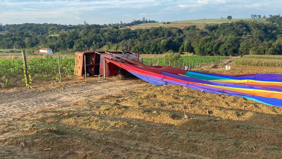 Balão que transportava 35 passageiros caiu em uma área rural de Capela do Alto, a cerca de 25 quilômetros de Boituva (SP), de onde saiu. Uma mulher morreu. — Foto: Letícia Paris/TV TEM