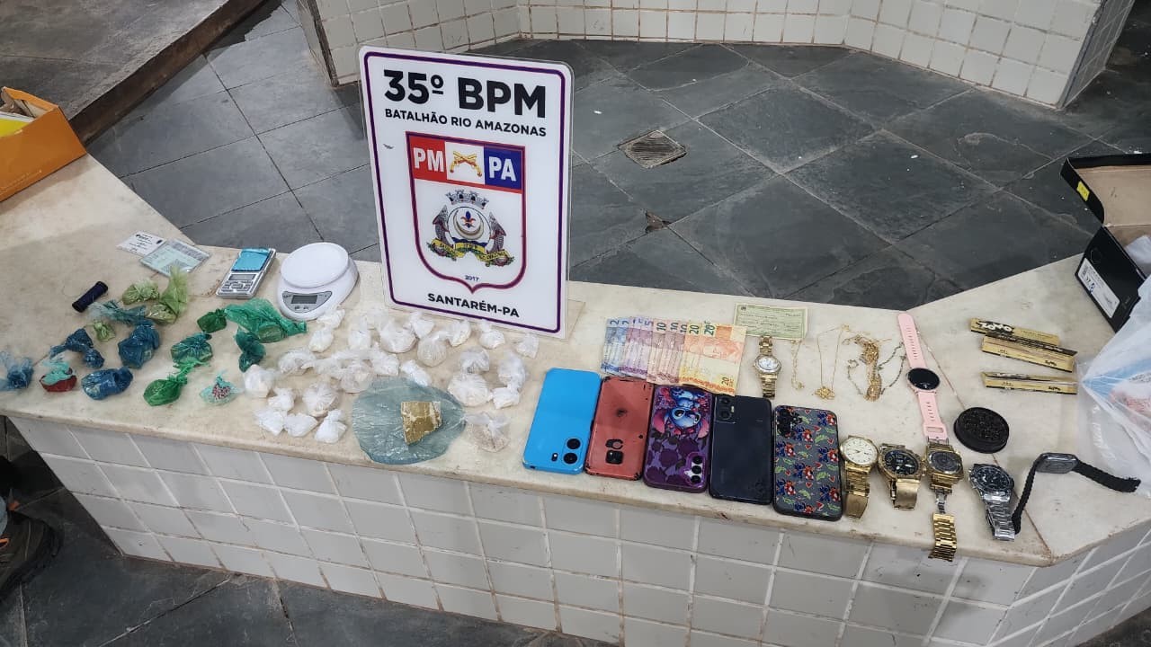 Homem tenta fugir pelo quintal do vizinho, mas acaba preso por tráfico de drogas no bairro Uruará