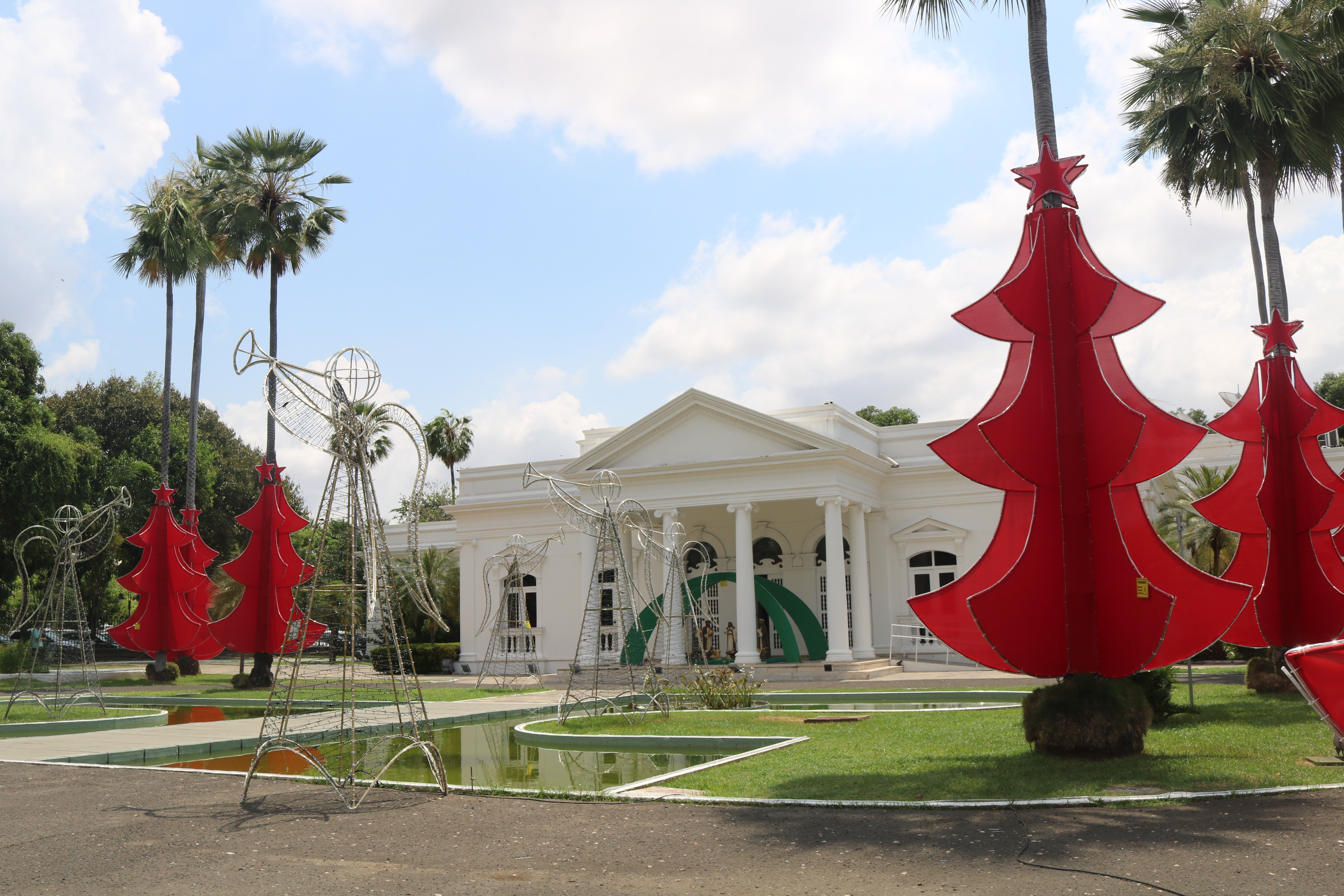 Palácio de Karnak e Avenida Antonino Freire recebem decoração de Natal; inauguração é nesta segunda (24)