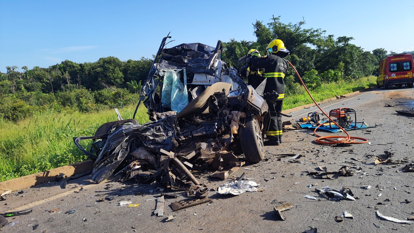 Homem morre após acidente entre carro e caminhão na BR-153