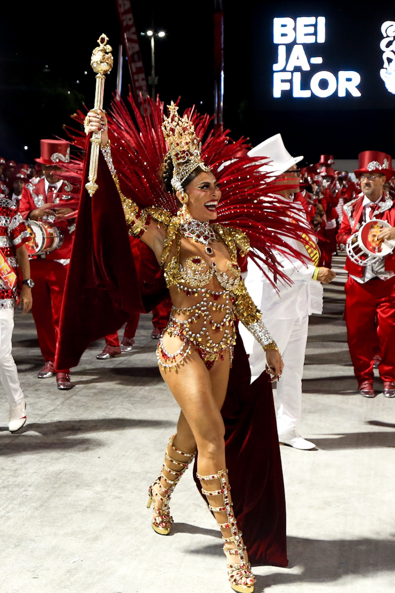 FOTOS: Rainhas e musas brilham nos desfiles das campeãs no Rio e em SP
