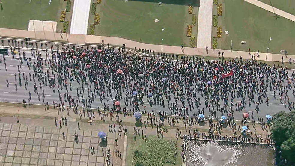 Professores fecham Eixo Monumental durante manifestação — Foto: TV Globo/Globocop