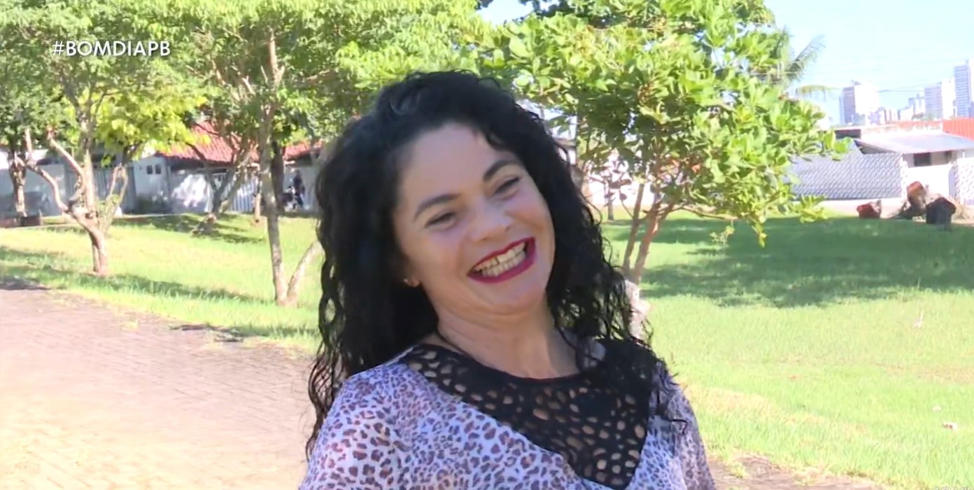 Auxiliar de serviços gerais viraliza ao dançar forró enquanto trabalha em shopping de João Pessoa