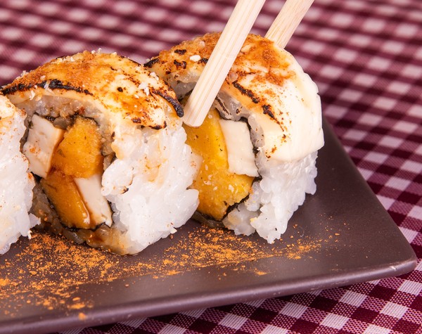 Sushi de pamonha com queijo coalho foi feito pelo chef Júlio César, de Campina Grande — Foto: Reprodução/Positivi Comunicações