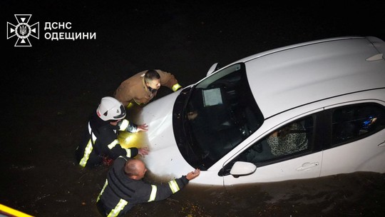Fortes chuvas atingiram Odessa, na Ucrânia, e 9 pessoas morreram, entre elas uma criança - Equipes trabalharam a noite toda contendo os estragos e mais de 300 pessoas foram resgatadas. Segundo o prefeito Hennadiy Trukhanov, em sete horas choveu o esperado para dois meses.