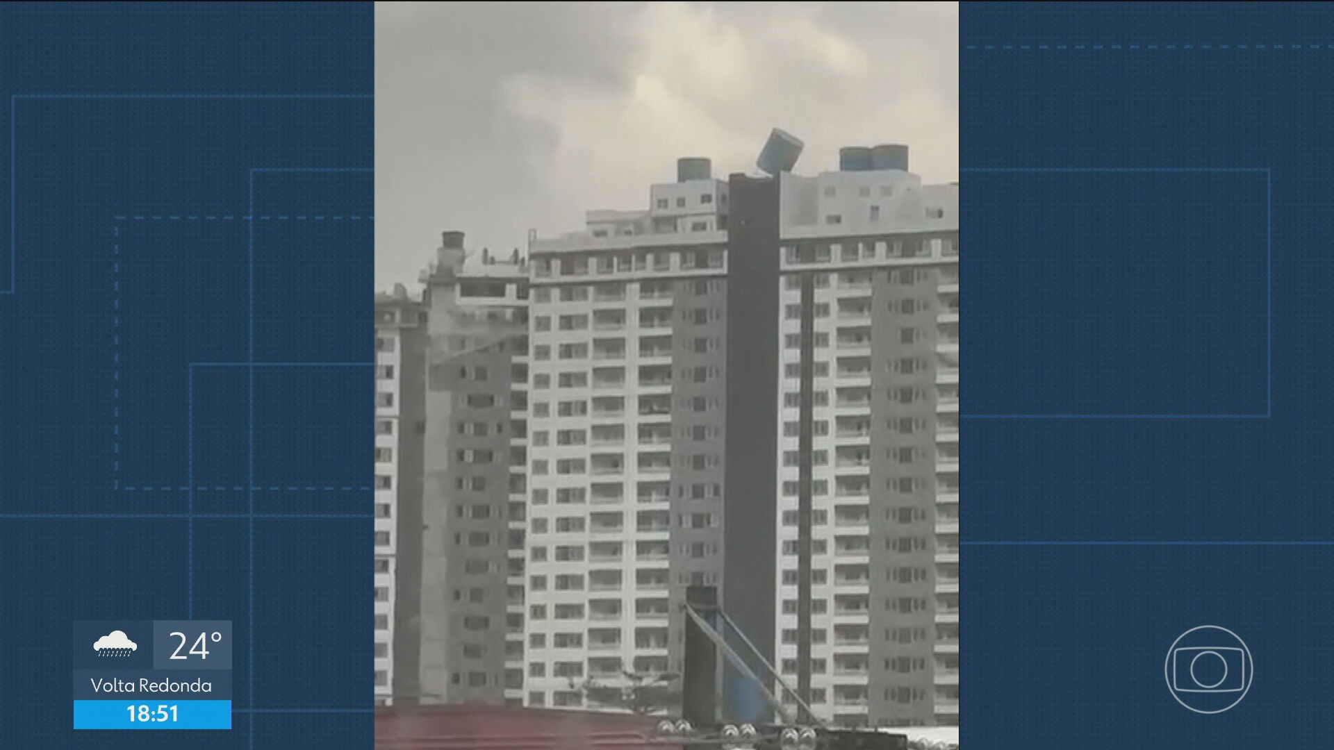 Caixa d'água cai de cima de prédio de Nova Iguaçu durante vendaval