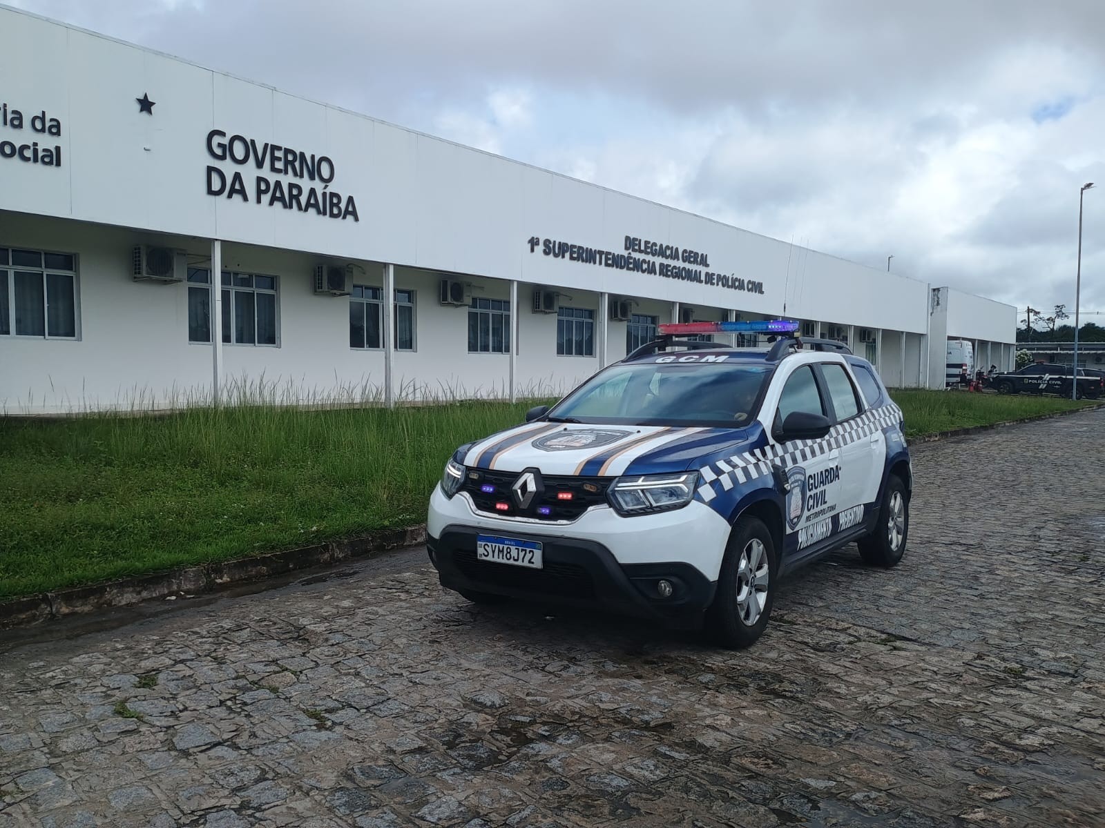 Dois adolescentes são apreendidos suspeitos de vender drogas dentro de escola municipal em João Pessoa