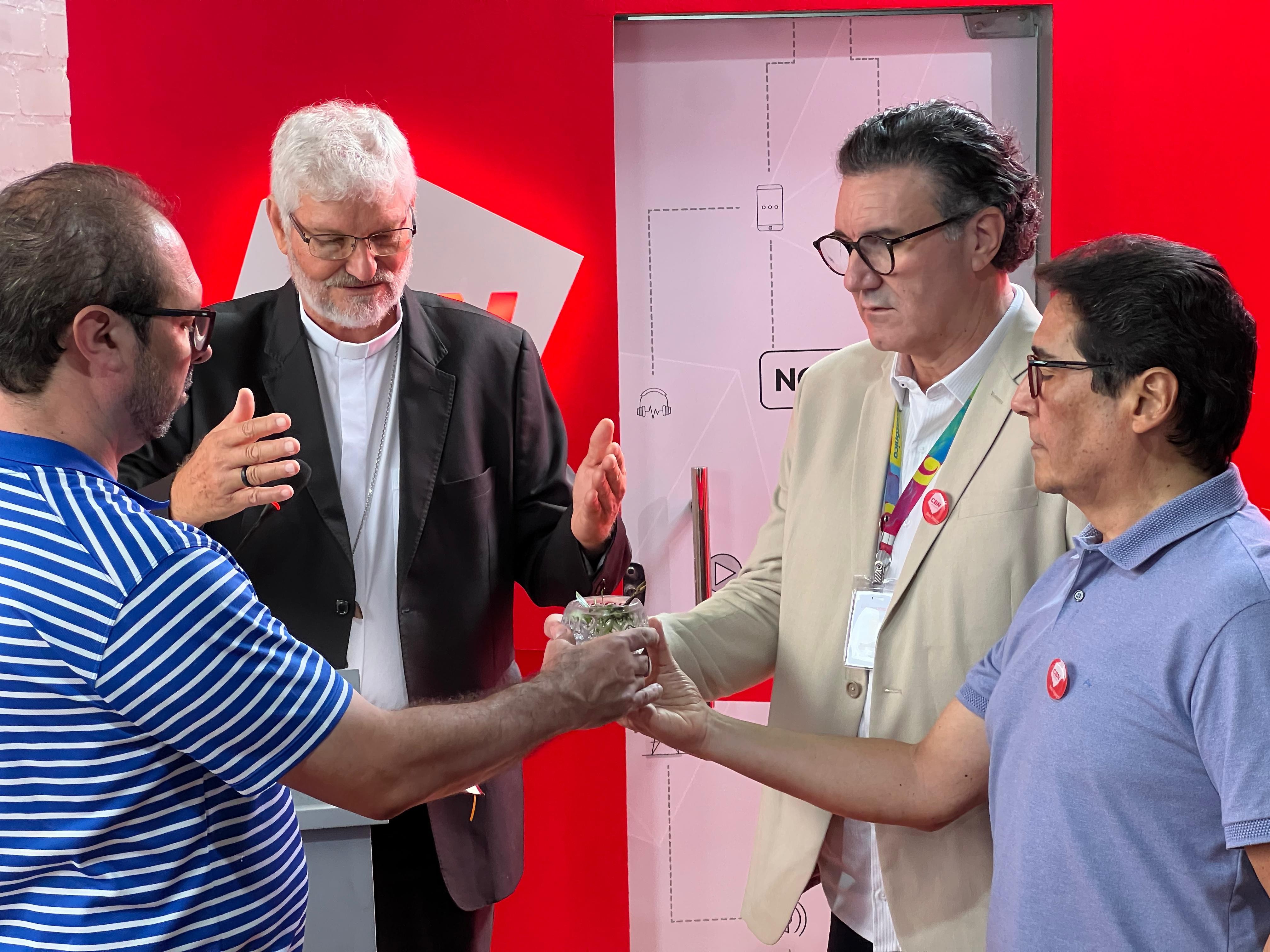 FOTOS: Rádio CBN Boa Vista estreia com cerimônia e bênção do bispo de Roraima