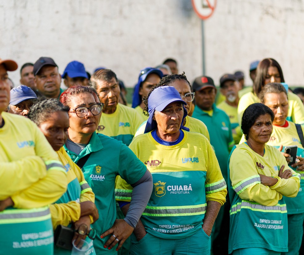 Equipes da Limpurb acompanham anúncio de medidas por prefeito de Cuiabá — Foto: Prefeitura de Cuiabá