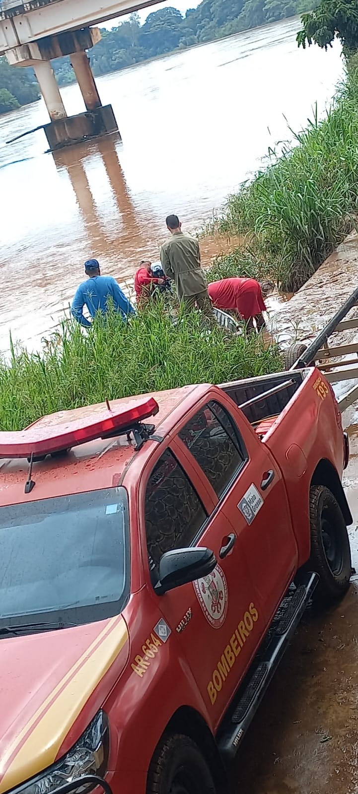 Bombeiros encontram corpo de jovem que tinha desaparecido após tentar atravessar rio nadando em MT