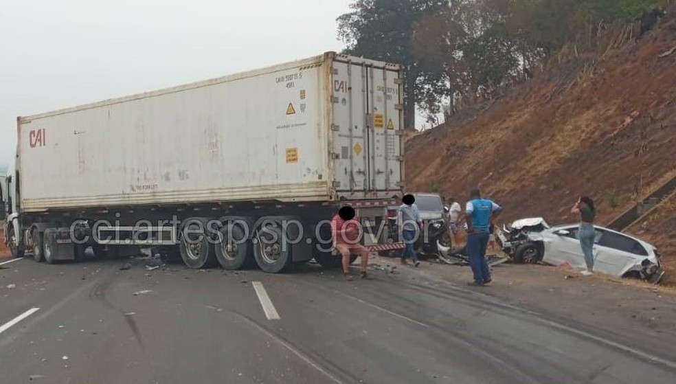 Acidente em Rio Claro deixa 4 pessoas feridas na Rodovia Washington Luís — Foto: Artesp