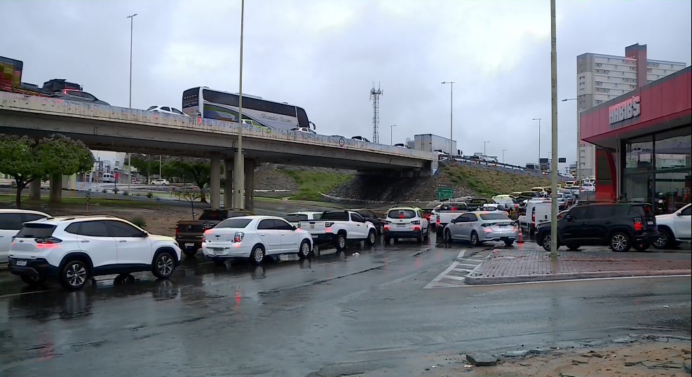 Rampa de descida da Ponte Presidente Dutra é liberada nesta quinta-feira por causa da chuva 