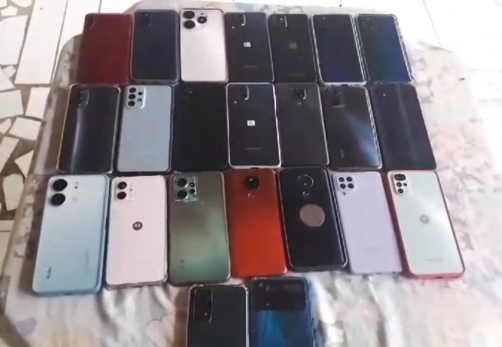 Celulares que estavam em posse dos suspeitos — Foto: Divulgação/Polícia Civil