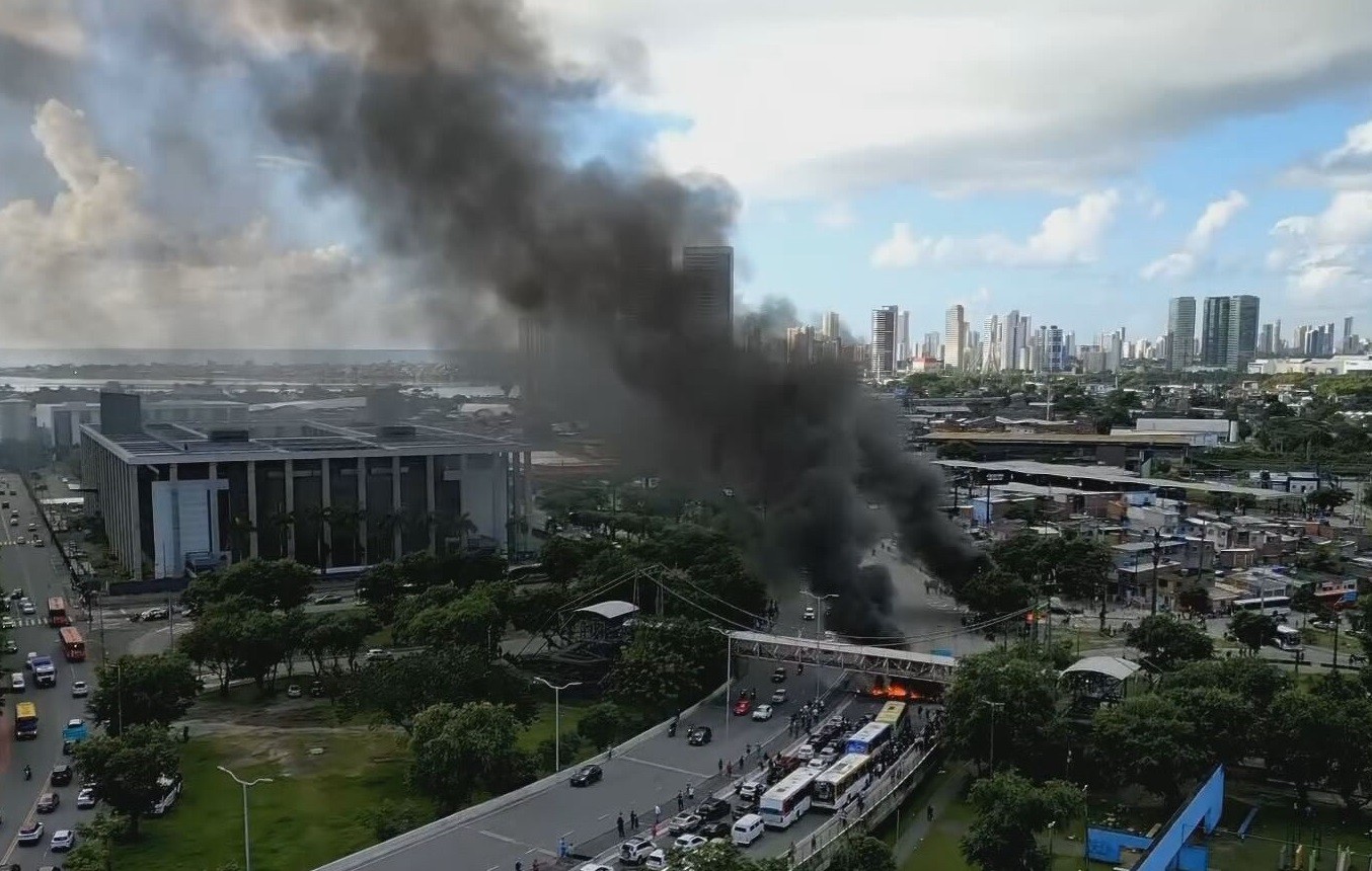 Protestos simultâneos de carroceiros interditam vias e causam engarrafamento; VÍDEO